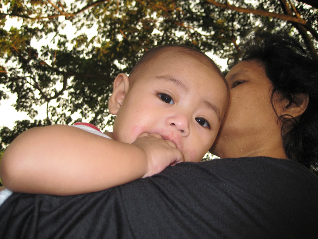 Momholdingchild