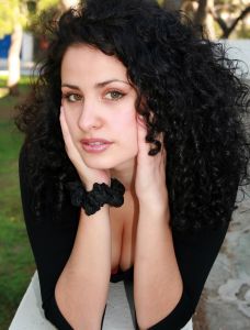 young-woman-923985-m