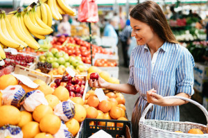 Picture of woman at marketplace buying fruits