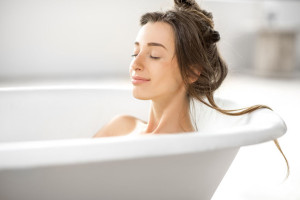 Woman relaxing in the bathtube