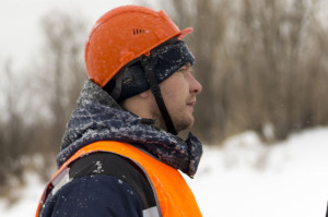 Slinger in an orange helmet stands at the installation site