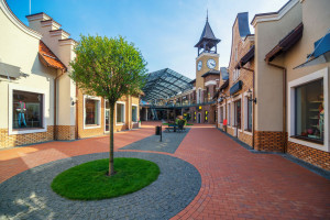 Streets of Dutch town with shops and clock tower.